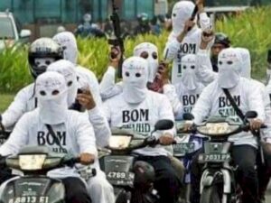 Viral Pasukan ‘Bom Syahid FPI’ Bawa Senjata, Pakai Penutup Kepala dengan Lubang di Mata