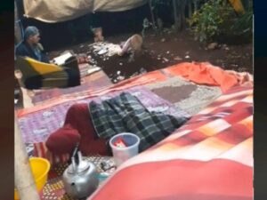 Sejumlah Pria Tidur di Sebelah Makam Pada Malam Hari, Makam Wanita Baru Meninggal