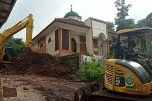 Cerita Kapolres Sumedang, Lolos dari Longsor Susulan berkat Kokohnya Masjid dan Suara Adzan, Aksinya Pecahkan Jendela Selamatkan 4 Nyawa
