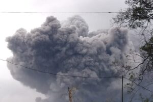 Gunung Semeru Meletus, Luncurkan Awan Panas Sejauh 4,5 Kilometer