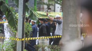 Foto-foto Suasana Haru Jasad Syekh Ali Jaber Masuk Liang Lahad