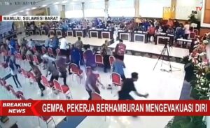 Video Detik-Detik Pekerja Kabur Berhamburan Saat Gempa Sulawesi Barat Terjadi
