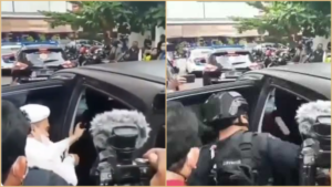 Video Polisi Bersenjata Menendang ke Arah Habib Rizieq saat Masuk Mobil Tahanan