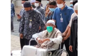 Mengharukan, Begini Istri Abu Bakar Baasyir Menyambut Suaminya Pulang