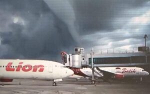 Aneh! Awan Pekat Mirip Ombak Muncul di Langit Bandara Yogyakarta, Apa yang Terjadi?