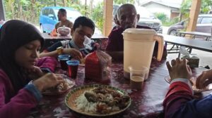 Dikira Warung Makan, Pria ini Ajak Anak dan Istrinya Makan di Rumah Warga