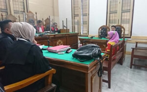 Sambil Menahan Tangis, Istri Minta Suami Dihukum Mati