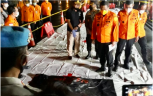 Kabasarnas Membawa Sebuah Kantong Jenazah dari Lokasi Diduga Jatuhnya Sriwijaya Air