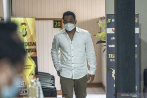 Michael Yukinobu de Fretes alias Nobu Tiba di Polda, Lihat Penampilannya