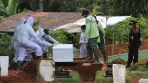 Cerita di Balik Tertukarnya Jenazah Pasien Corona, Keluarga Kaget Peti Berisi Jasad Pria, Bukan Ibu