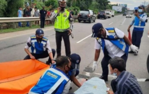 Nyebrang Tol dengan Jalan Kaki, Pria Ini Tewas Tertabrak 4 Kendaraan