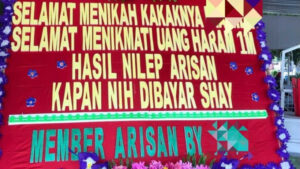 Viral Aksi Tagih Utang Rp 1 M Dengan Kirim Karangan Bunga ke Pernikahan : ‘Selamat Menikmati Uang Haram 1M’