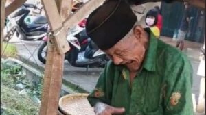Kakek 90 Tahun ini Masih Harus Jualan Toge Goreng demi Bisa Membeli Sesuap Nasi