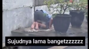 Viral Video Pedagang Sujud Lama saat Salat di Emperan, Warganet ‘Tertampar’