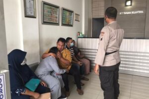 Tangisan Histeris Nasabah Tak Bisa Ambil Uang Tabungannya, Geruduk Kantor BMT Semarang