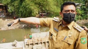 Aksi Wali Kota Bobby Setop Proyek Brojong yang Serobot Badan Sungai