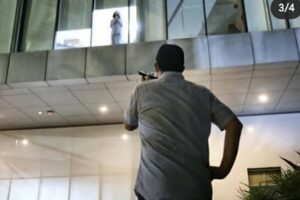 Momen Haru Anies Jenguk Putrinya yang Terpapar Covid-19