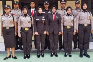 Latar Belakang Seragam Baru Satpam Berwarna Coklat seperti Seragam Polisi…