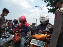 Sebut Mau Pulang Kampung, Pekerja Ini Bisa Lolos Penyekatan Polisi di Perbatasan Bekasi-Karawang