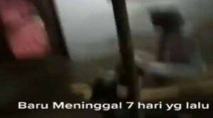 Viral Perempuan Duduk di Depan Rumah Setelah Meninggal 7 Hari