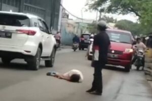 Bikin Macet, Wanita Berbaju Putih Terbaring di Jalan Sambil Pegang Pisau di Tangerang