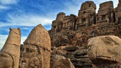 Manat, Tuhan yang Dibuang ke Comberan Bersama Tulang Anjing