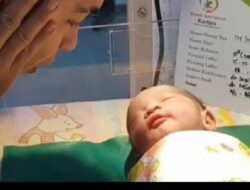 Istri Sapri Pantun Lahirkan Bayi Laki-laki, Diazankan oleh Dolly sang Adik