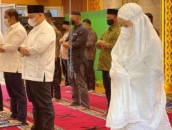 Viral! Puan Maharani Salat Berjamaah Sejajar dengan Lelaki Tanpa Pembatas, Sah atau Tidak Salatnya?