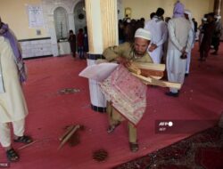 Bom Meledak di Masjid Afghanistan saat Shalat Jumat, 12 Orang Tewas