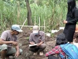 Gali Tanah Untuk Pondasi, Warga Mojoagung Temukan Berbagai Benda Kuno