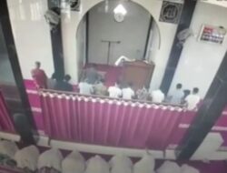 Mau Ketawa Takut Dosa, Makmum Ngintip Imam Salat