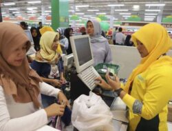 Viral Karyawan Giant Nangis Berjamaah, Netizen Sampaikan Simpati