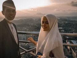 Nyender Manja di Pundak Ustadz Abdul Somad, Tangan Fatimah Ngapain Tuh?