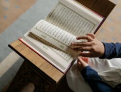 Bolehkah Membaca Al Quran Tanpa Wudhu dan Tidak Memakai Jilbab? Ini Penjelasan Ustadz Adi Hidayat