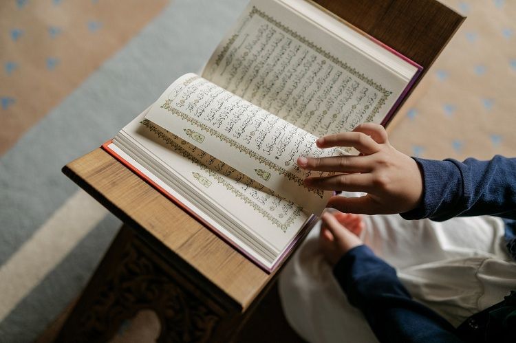Bolehkah Membaca Al Quran Tanpa Wudhu dan Tidak Memakai Jilbab? Ini