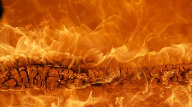 BREAKING NEWS! Mimbar Masjid Raya Makassar Dibakar, Pelaku Berhasil Kabur