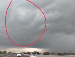 Penampakan Awan Hitam Disebut Membentuk Kepala Semar di Langit Surabaya