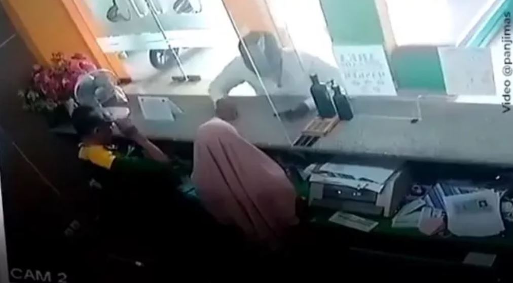 Terekam CCTV, Viral Aksi Pria Lepas Paksa Jilbab Wanita Pegawai BMT di Karanganyar