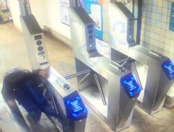 Tak Mau Bayar Tiket, Pria Ini Lompati Pintu Putar Stasiun, Patah Leher lalu Tewas