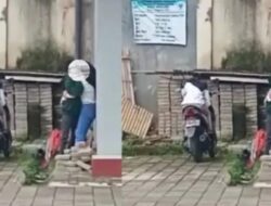Pasangan Mesum Viral Ditunggui Teman