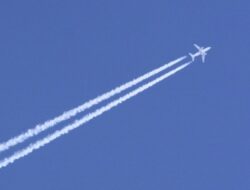 Viral Pesawat Diduga Sebarkan Chemtrail Omicron