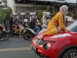 Viral Video Emak-emak Loncat ke Kap Mobil yang Sedang Jalan, Hentikan Pria dan Pelakor