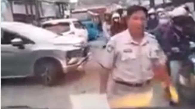 Video Viral Pria Ngaku ASN Polisi Jegal Laju Ambulans yang Bawa Bayi Kejang-kejang
