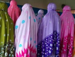 Ustadz Abdul Somad: Begini Hukumnya Memakai Mukena Berwarna Warni dan Bermotif Saat Sholat