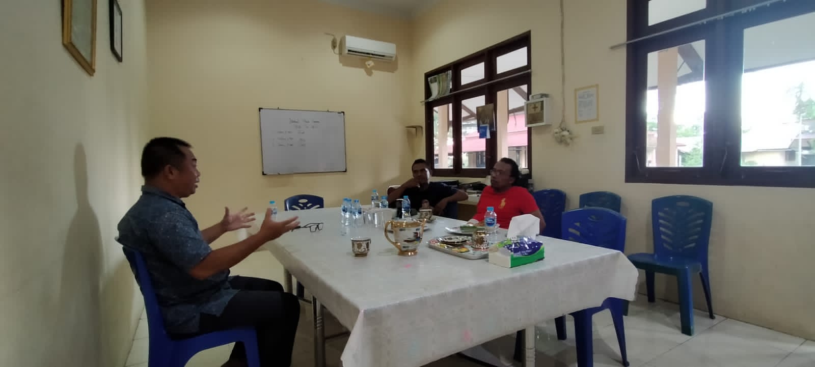 Gusdurian Khatulistiwa saat silaturrahim dengan Permabudhi Kalbar di Pontianak, Senin (09/05/2022)