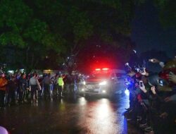 Lantunan Selawat dan Isak Tangis Warga Sambut Kedatangan Jenazah Eril