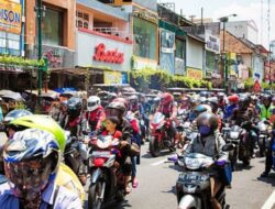 Berapa Denda Tilang Naik Motor Pakai Sendal Jepit? Segini Besaran Dendanya!