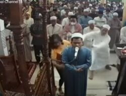 Sedang Salat Jumat, Seorang Perempuan Mendadak Masuk Masjid dan Raih Tangan Imam, Videonya Viral