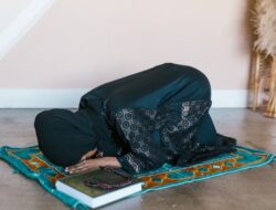 Jangan Sujud Seperti Ini Ketika Shalat! Sangat Dilarang Rasulullah SAW Kata Ustadz Adi Hidayat