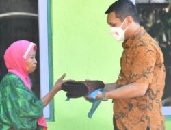 Kisah Nenek Sofia yang Barter Bantuan Jokowi Dengan Kain Tenun Khas Ende
